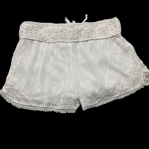 RUE 21 Women’s White Crepe Floral Crochet Shorts Size Small - Picture 2 of 11